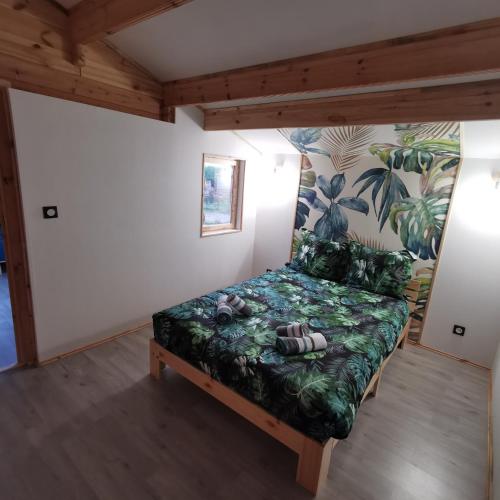 Cette chambre comprend un canapé et un mur orné d'une fresque murale. dans l'établissement Les gîtes d'Aloziwen le TY BREIZH, à Bordeaux-Saint-Clair