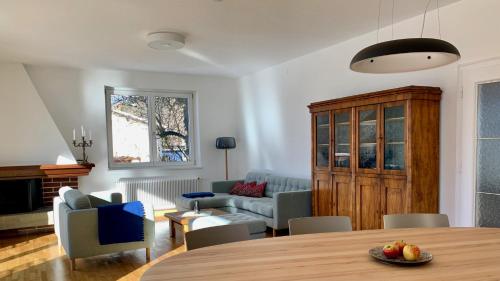 uma sala de estar com uma mesa e um sofá em Haus an der Lieser em Spittal an der Drau