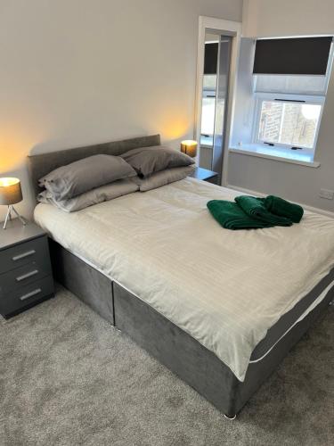 Voodi või voodid majutusasutuse Town centre 2 bed luxury apartment toas
