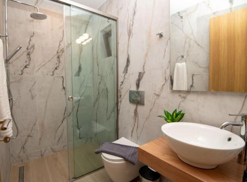 Un baño de Dodo's Residence, heated pool & jacuzzi!