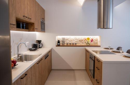 Una cocina o zona de cocina en Dodo's Residence, heated pool & jacuzzi!