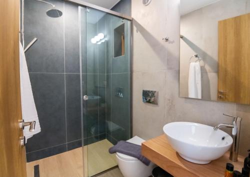 Un baño de Dodo's Residence, heated pool & jacuzzi!