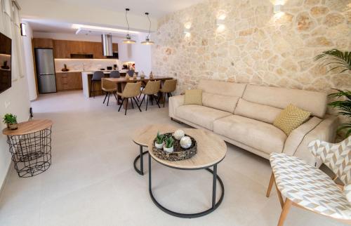 Una cocina o zona de cocina en Dodo's Residence, heated pool & jacuzzi!