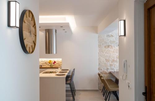 Imagen de la galería de Dodo's Residence, heated pool & jacuzzi!, en Melidhónion