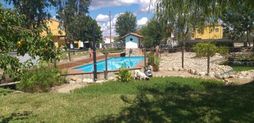 Bazén v ubytování La Posada Hípica nebo v jeho okolí