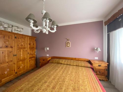Een bed of bedden in een kamer bij Moderno appartamento con splendida vista Alpi