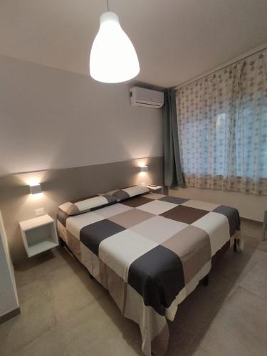 1 dormitorio con 1 cama grande en una habitación en Giù da Nonna, en Gaeta
