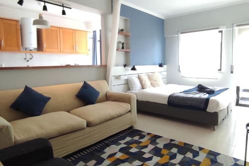 ペニシェにあるBaleal Holidays - Peniche Sunny Apartmentのリビングルーム(ソファ、ベッド付)