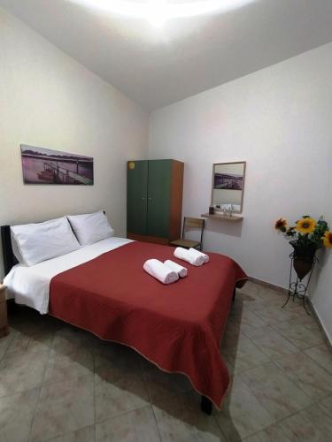 um quarto com uma cama com duas toalhas em The South House, Mountain and Sea View em Paránimfoi