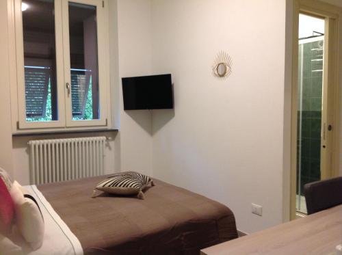 ein Zimmer mit einem Bett mit einem Kissen darauf in der Unterkunft Affittacamereirosmarini in Vernazza