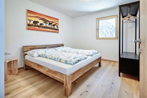 sypialnia z łóżkiem w pokoju w obiekcie ROTUND-Nature_Mountain_Living w mieście Tubre