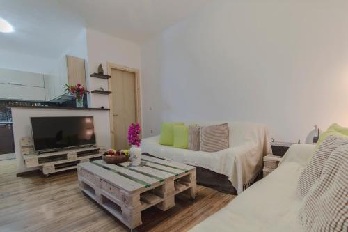 Posezení v ubytování Alesti House with garden and private beach access