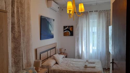 sypialnia z łóżkiem i oknem w obiekcie Hostal Costa de la Luz w mieście Chipiona