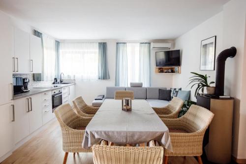 Kuchyňa alebo kuchynka v ubytovaní Csendeskert Wellness Apartments - Garden, grill, chill
