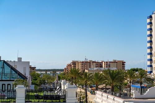 a view of a city with palm trees and buildings at Apartamento Cabildo Spa 2 in Sanlúcar de Barrameda