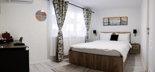 - une chambre avec un lit et une fenêtre dans l'établissement Casa Bella, à Hunedoara