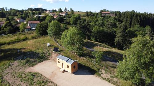 una vista aérea de una pequeña casa en una colina en Tiny House LA RUCHETTE en Sembadel