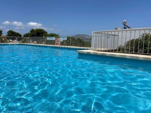 una gran piscina con agua azul en MORAIRA, PRECIOSO ADOSADO al LADO DEL MAR, en Moraira