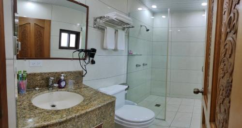 ein Bad mit einem WC, einem Waschbecken und einer Dusche in der Unterkunft Hotel Pacific Pearl - Playa Los Destiladeros in Los Destiladeros