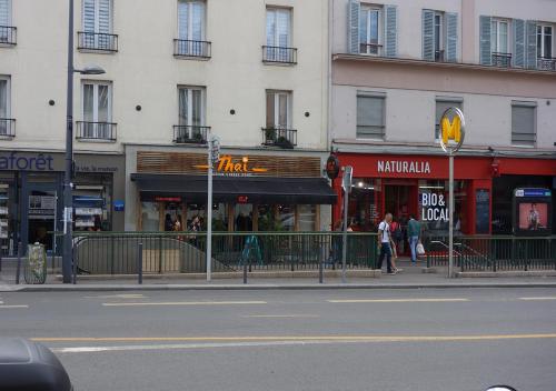 a group of shops on the side of a street at Beausoleil Studio Metro Paris Sud in Le Kremlin-Bicêtre
