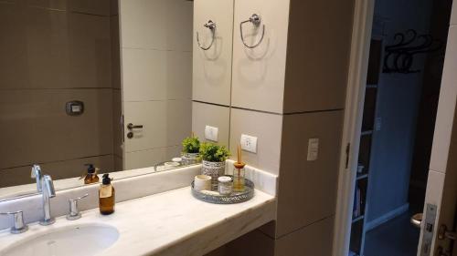 a bathroom with a sink and a mirror at Fabuloso departamento en complejo residencial in Yerba Buena