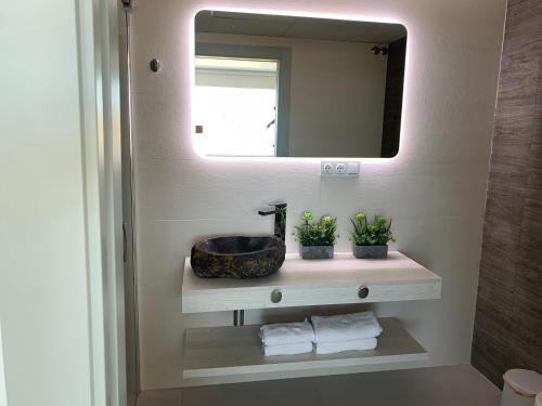 a bathroom with a sink and a mirror at Samarkanda Apartamento- Suite con espectacular vista panorámica in Las Negras