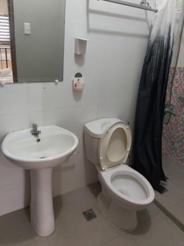 Kylpyhuone majoituspaikassa Affordable Tagaytay Monteluce 2 BR LOFT WITH POOL 81