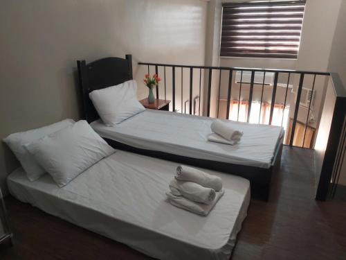 Vuode tai vuoteita majoituspaikassa Affordable Tagaytay Monteluce 2 BR LOFT WITH POOL 81