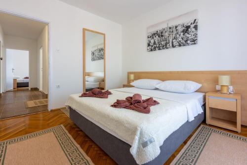 - une chambre dotée d'un grand lit avec un oriel dans l'établissement Krmpotic, à Crikvenica