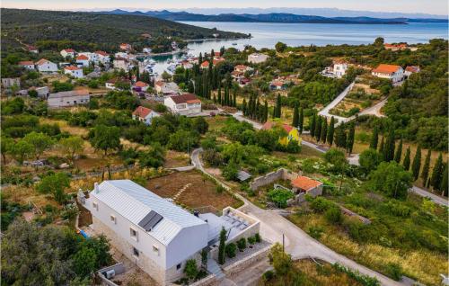 an aerial view of a small town with a white building at 3 Bedroom Nice Home In Zman in Žman
