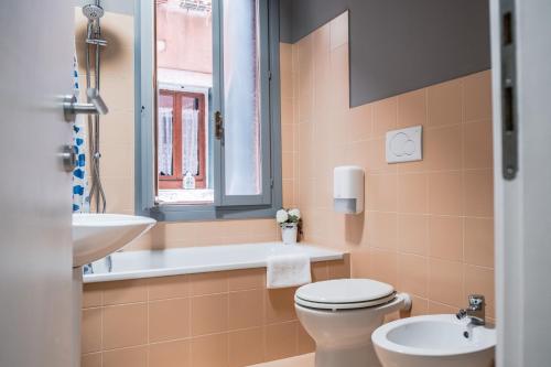 ヴェネツィアにあるAppartamento Ai Greci Residenza Quaggioのトイレと洗面台付きのバスルーム
