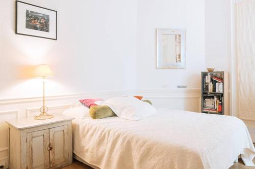 Cama o camas de una habitación en Luxurious 4 Bedroom Apartment next to The Eiffel Tower