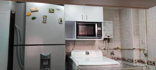 uma cozinha com um frigorífico e um micro-ondas em Hermoso Apartamento Ubicado en Zona Céntrica de Medellín em Medellín