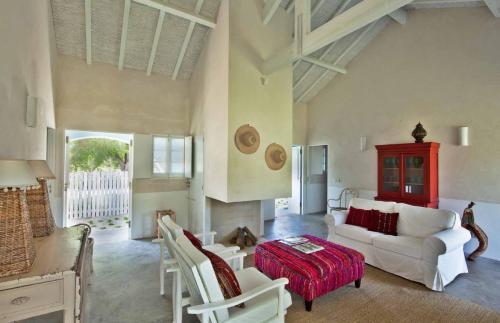 a living room with a white couch and a table at Casa de Cantoneiros, Comporta in Torroal
