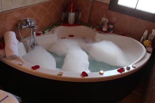 una bañera llena de malvaviscos en un fregadero en Hotel Rural Valle del Turrilla - Cazorlatur, en Hinojares