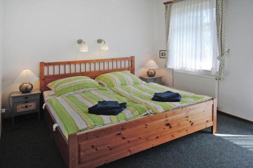 um quarto com uma cama de madeira com dois sacos em Apartment, Fedderwardersiel em Fedderwardersiel