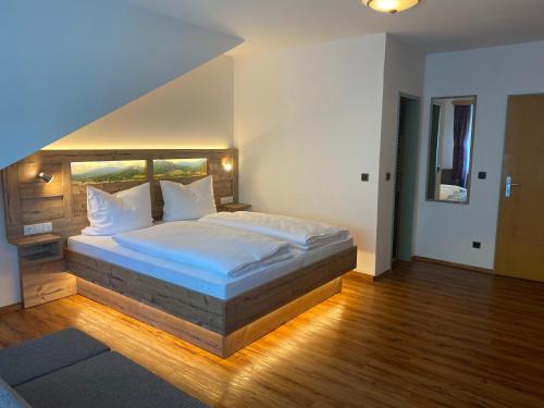 バート・ホンネフ・アム・ラインにあるMotel Domblickの部屋の中に大きなベッドがある寝室