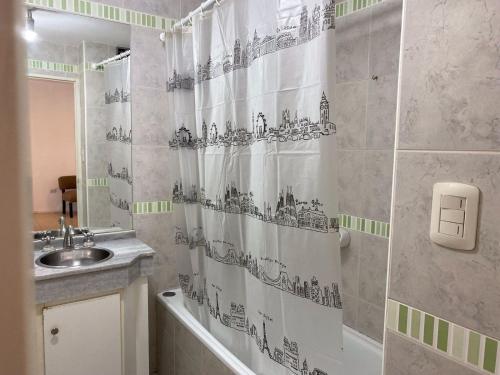 baño con cortina de ducha y lavamanos en DESPERTAR, en San Luis