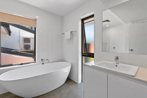 Ένα μπάνιο στο Noosa Boutique Apartments & Elkhorn Villas
