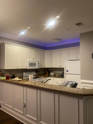 Köök või kööginurk majutusasutuses Golfers Paradise First Floor unit Patio Pool Restaurant Bar on premises Few Miles to Everything else! Spacious Condo Stocked with all You Need!