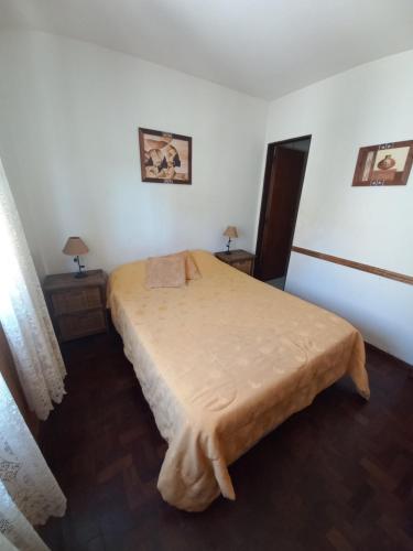 1 dormitorio con 1 cama grande en una habitación en Edificio Trebol - Departamento en pleno centro de Carlos Paz en Villa Carlos Paz