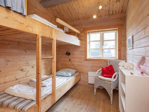 sypialnia z łóżkiem piętrowym w drewnianym domku w obiekcie 6 person holiday home in Slagelse w mieście Slagelse
