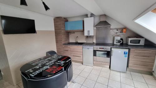 Il comprend une petite cuisine équipée d'une cuisinière et d'un évier. dans l'établissement Gite BA 3, à Épernay