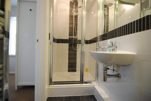 Kylpyhuone majoituspaikassa Spacious 2-Bedroom Apartments in Windsor