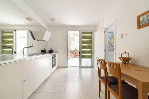 Una cocina o zona de cocina en Big Villa Tauro with Private Heated Saltwater Pool & Jacuzzi & BBQ & Game Room & Arcade Games