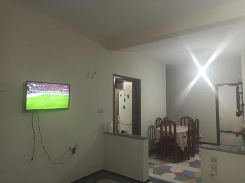 Zimmer mit einem TV an einer Wand mit Stühlen in der Unterkunft Quartier Anne Marie in Temara