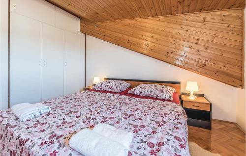 Posteľ alebo postele v izbe v ubytovaní Stunning Home In Tribunj-sovlje With 6 Bedrooms, Wifi And Outdoor Swimming Pool