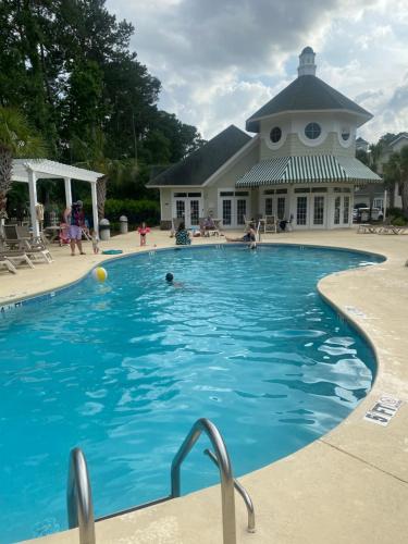 Swimmingpoolen hos eller tæt på Golfers & Families Dream Vacation! Patio, Pool, 4 Miles to Everything ! Spacious Condo Stocked with all You Need!