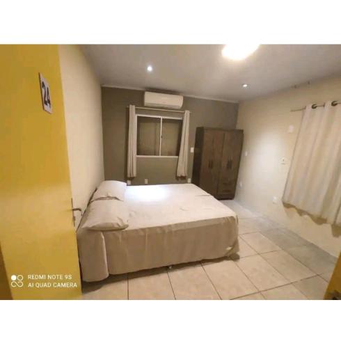 カンポ・グランデにあるCITI COLIVING HOSTELのベッドルーム1室(大型ベッド1台付)