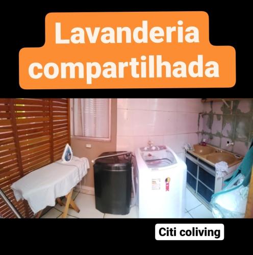 uma fotografia de uma lavandaria com uma máquina de lavar roupa em CITI COLIVING HOSTEL em Campo Grande